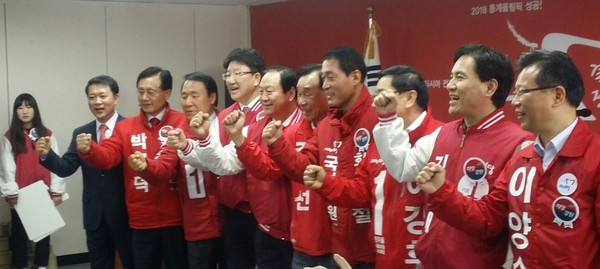 ▲ 28일 오전 강원 춘천시 새누리당 강원도당사에서 열린 강원도 선거대책위원회 발대식에서  8명의 여당 후보들이 선전을 다짐하고 있다.ⓒ김현중 기자