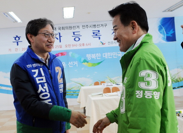 ▲ 전북 전주병에 출사표를 던진 더불어민주당 김성주 의원(사진 왼쪽)과 국민의당 정동영 후보는 최근 실시된 6회의 여론조사에서 치열한 시소 게임을 펼치고 있는 것으로 나타났다. ⓒ뉴시스 사진DB