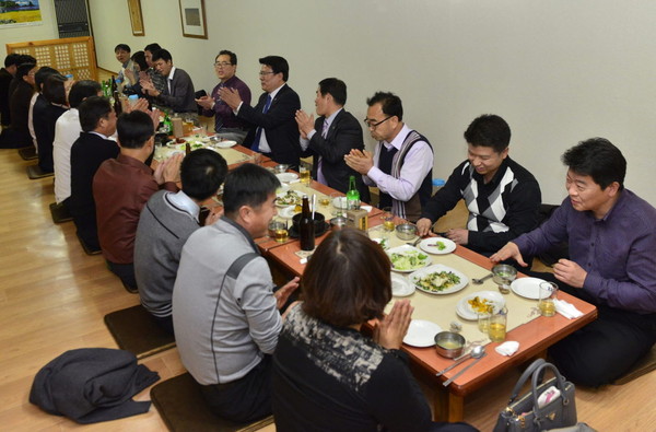 ▲ 이근규 시장이 엑스포조직위 직원들과 저녁식사를 같이 하며 격려하고 있다ⓒ제천시