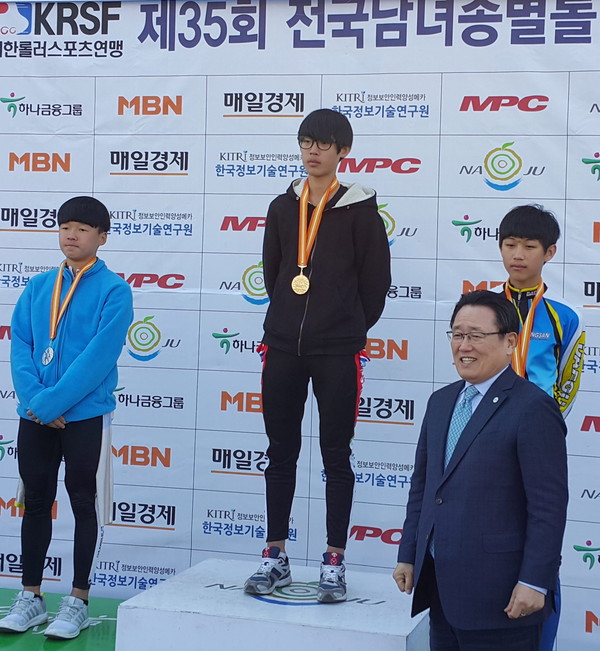 ▲ 단성중학교 최인호 선수(가운데)가 시상대에 올라 금메달을 목에 걸고 있는 모습ⓒ단성중학교