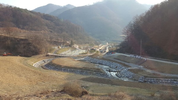 ▲ 증평군 좌구산에서 부터 발원하는 봉천·삼기천이 자연형 생태하천으로 변모하고 있다.ⓒ증평군