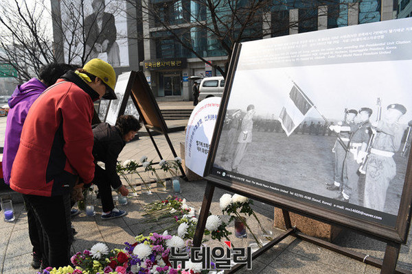 ▲ 서울 광화문 원표공원에 마련된 벨기에·파키스탄 테러 희생자 추모공간에서 시민들이 헌화하고 있다.ⓒ뉴데일리 정재훈 기자