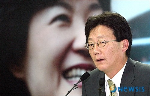 ▲ 2007년 7월 25일 대선 경선 당시, 박근혜 캠프 측 유승민 의원이 여의도 사무실에서 이명박 예비후보 땅 투기 관련 기자간담회를 하고 있다. ⓒ뉴시스