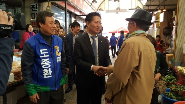 ▲ 더불어민주당 더컷유세단 정청래 의원이 30일 청주 흥덕구를 방문해 도종환 후보를 지원했다.ⓒ도종환 후보 선거사무소