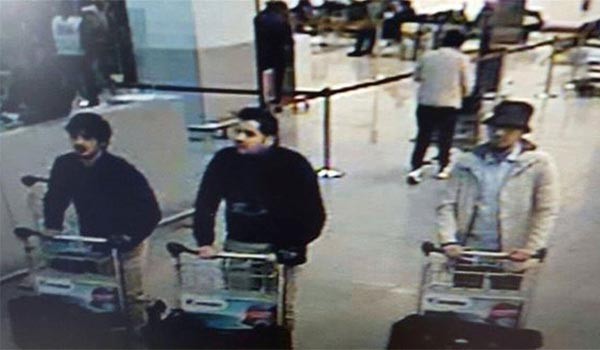 ▲ 벨기에 브뤼셀 자벤템 공항에서 테러를 일으킨 용의자들의 모습. 당시를 찍은 CCTV 화면이다. ⓒ美공영방송 NPR 화면캡쳐