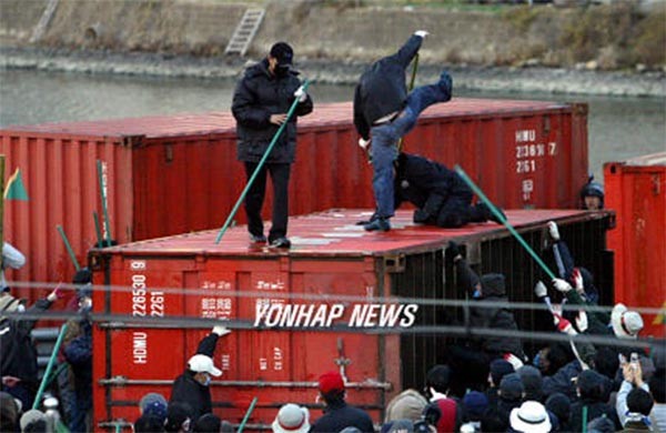 ▲ 盧정권 시절이던 2005년 11월 18일 당시 反APEC 시위대가 컨테이너에 올라가 경찰을 짓밟는 모습. '더민주'가 말하는 '민주주의 회복'이 혹시 이런 건가. ⓒ연합뉴스. 무단전재 및 재배포 금지.