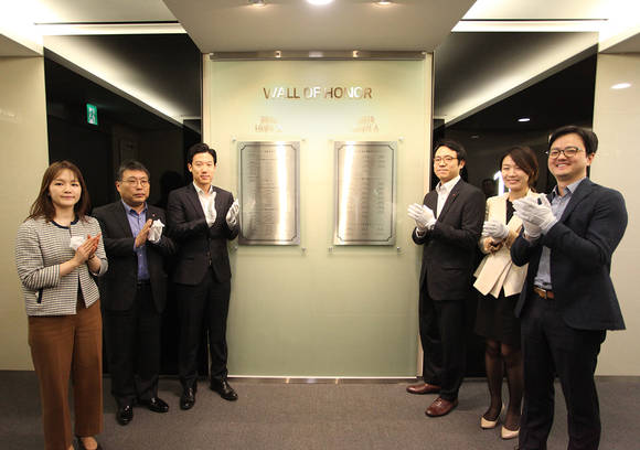 ▲ 송치호 LG상사 대표(왼쪽에서 두번째)가 명예의 벽에 이름을 새긴 직원들을 격려하고 있다.ⓒLG상사