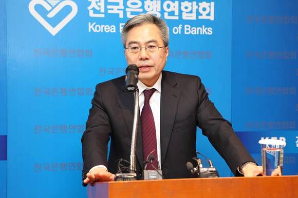 ▲ 하영구 은행연합회장이 금융산업사용자협의회에서  회원사 대표자 회의 후 브리핑을 하고 있다.ⓒ은행연합회