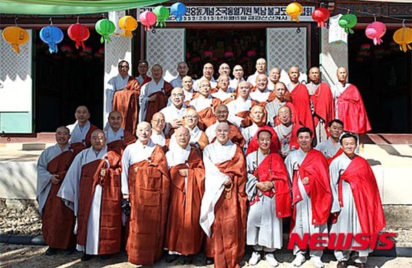 ▲ 2015년 10월 15일 韓조계종과 北조선불교도총연맹이 만난 모습. 북한에는 종교가 없다는 것이 상식임에도 한국 일부 종교단체는 북한 사이비종교단체와의 교류를 '순수 민간교류'라고 주장한다. ⓒ뉴시스. 무단전재 및 재배포 금지.