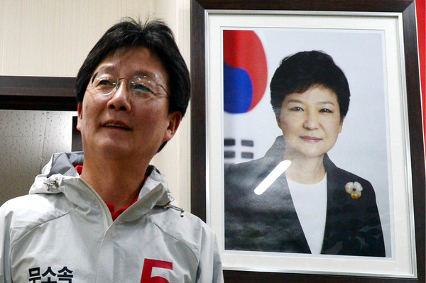 ▲ 무소속 유승민(대구 동을) 후보가 30일 대구 동구 선거사무소에서 열린 선거대책위원회 발대식에서 참석자들을 맞이하고 있다.ⓒ뉴시스