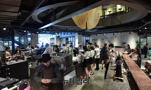 ▲ 이디야빌딩 커피랩 1층 전경. ⓒ 뉴데일리 정상윤