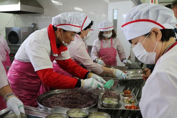 ▲ 추경호 후보(왼쪽)가 지난 30일 달성군 노인복지회관을 찾아 어른신을 상대로 한 배식봉사활동을 펼치고 있다.ⓒ추 후보 측 제공