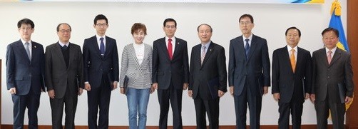 ▲ 충북도의회가 ‘2015회계연도 결산검사위원’에게 위촉장을 수여했다.ⓒ충북도의회