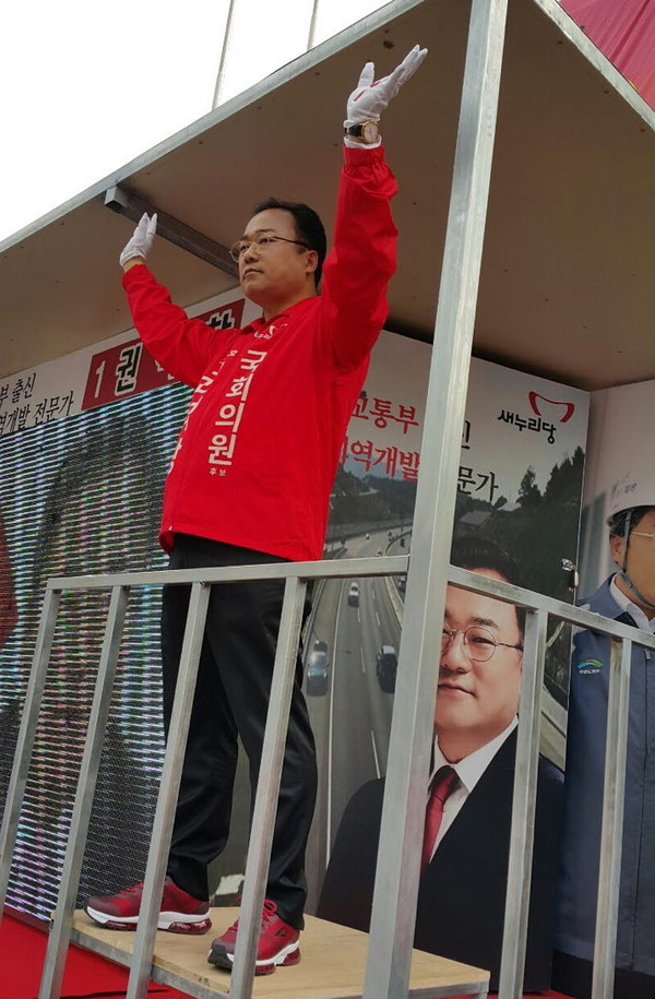 ▲ 권석창 후보가 출정식에서 선거차량에 올라 시민들에게 손을 들어 답례를 하고 있다ⓒ권석창 후보 선거사무소