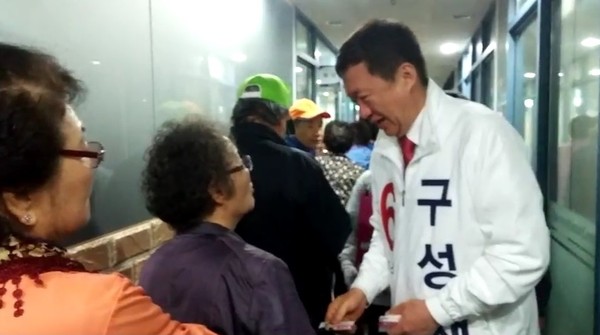 ▲ 구성재 후보가 4·13총선 공식 선거운동 첫날인 31일 달성복지관에서 지지를 호소하고 있다.ⓒ구 후보 측 제공