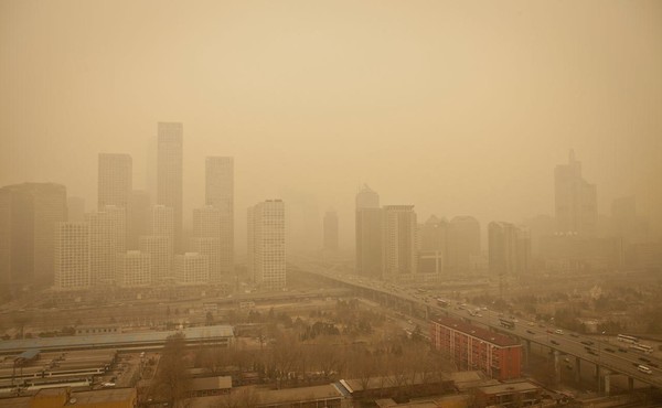 ▲ 中베이징 하늘을 뒤덮은 초미세먼지(PM 2.5). 이로 인한 연간 사망자만 수십만 명이 넘는 것으로 추정된다. ⓒ美과학아카데미(PNAS) 홈페이지