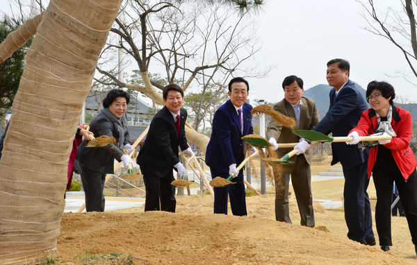 ▲ 권영진 대구시장(왼쪽 두번째)와 김관용 경북도지사(왼쪽 세번째)가 31일 도청에서 신청사 이전 식목행사를 갖고 있다.ⓒ경북도 제공