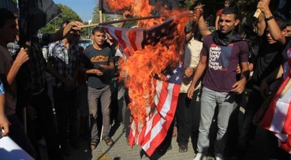 ▲ 시위 도중 성조기를 불태우는 가자 지구의 팔레스타인 주민들. 무슬림 가운데 다수가 미국과 미국인을 증오한다. ⓒ이스라엘 '타임 오브 이스라엘' 보도화면 캡쳐