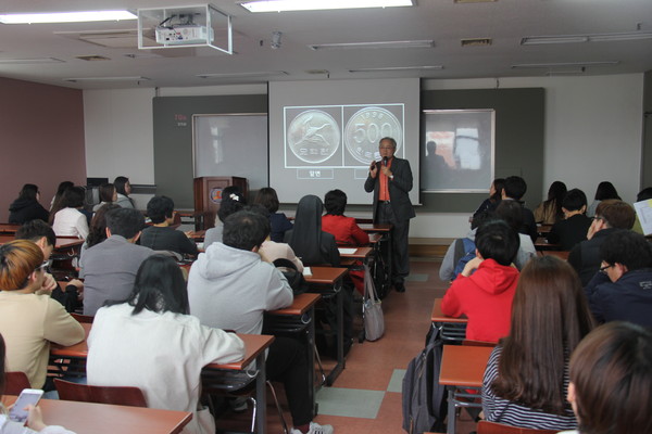 ▲ 수성대 재학생 100여명이 지난달 31일 ‘똑똑한 책읽기 비법’을 주제로 실시된 독서 특강을 듣고 있다.ⓒ수성대 제공