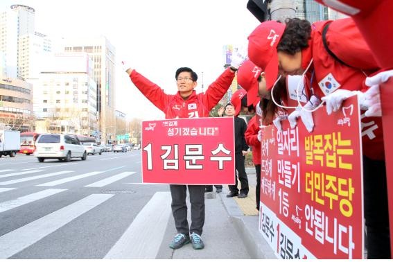 ▲ 김문수 후보가 31일 오전 6시30분 첫 선거운동일에 범어네거리에서 출근길 인사를 펼치고 있다.ⓒ김 후보 측 제공