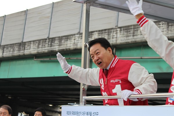 ▲ 대구 북구을 양명모 후보가 31일 선거운동 첫날에 유세차량에 올라 주민들에게 지지를 호소하고 있다.ⓒ양 후보 측 제공