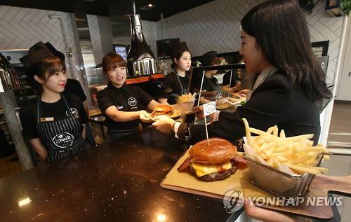 ▲ 소비자시민모임은 시중 패스트푸드 세트를 대상으로 영양성분과 안전성 검사를 실시해 31일 결과를 밝혔다. ⓒ 연합뉴스