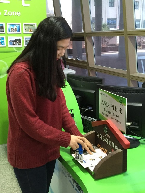▲ 단양을 방문한 관광객이 다누리센터를 찾아 스탬프를 찍고 있는 모습ⓒ단양군