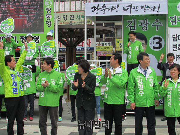 ▲ 국민의당 정동영 후보(전북 전주병)가 31일 전주오거리 문화광장에서 열린 전북 합동출정식에서 단상에 올라 마이크를 잡고 장세환 후보(전북 전주을)를 극찬하자, 장세환 후보가 두 손을 들고 호응하고 있는 가운데 여타 국민의당 후보들이 장세환 후보를 향해 박수갈채를 보내고 있다. ⓒ전북(전주)=뉴데일리 정도원 기자