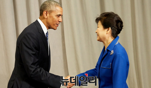▲ 박근혜 대통령과 버락 오바마 미국 대통령이 31일 오전(현지시간) 미국 워싱턴 컨벤션센터에서 열린 한·미 정상회담에서 악수하고 있다.  ⓒ청와대 제공