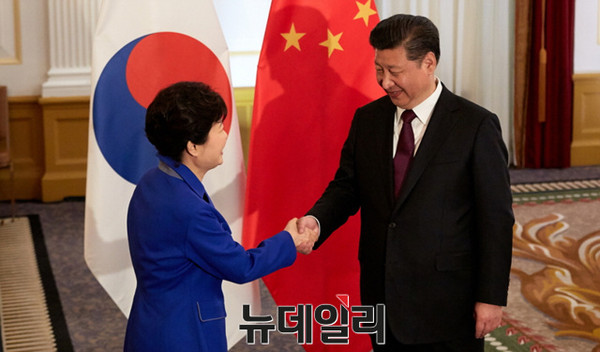 ▲ 박근혜 대통령과 시진핑 중국 국가주석이 31일 오후(현지시간) 미국 워싱턴 옴니 쇼어햄 호텔에서 열린 한·중 정상회담에서 악수를 하고 있다. ⓒ청와대 제공