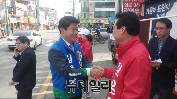 ▲ 오는 4.13 총선에서 더불어민주당 후보로 나서는 김창균 후보. 그는 새누리당 캠프 인사들에게도 일일이 악수를 나눴다. 페어플레이를 강조한 행보로 풀이된다. ⓒ뉴데일리 임재섭 기자