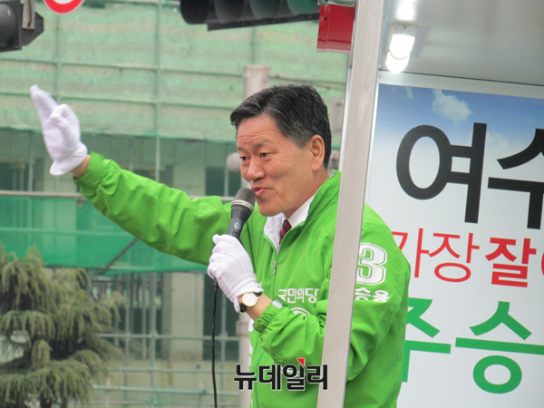 ▲ 국민의당 주승용 후보가 31일 전남 여수(구 여천)의 쌍봉사거리에서 저녁 퇴근 인사를 하며 시민들에게 손을 흔들고 있다. ⓒ여수(전남)=뉴데일리 정도원 기자