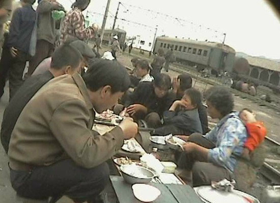 ▲ '자유아시아방송(RFA)'은 "최근 북한 장마당에서 쌀, 생필품 가격이 널뛰기를 하고 있다"는 소식통들의 이야기를 전했다. 사진은 북한 장마당에서 식사하는 사람들. ⓒ통일부 블로그 캡쳐