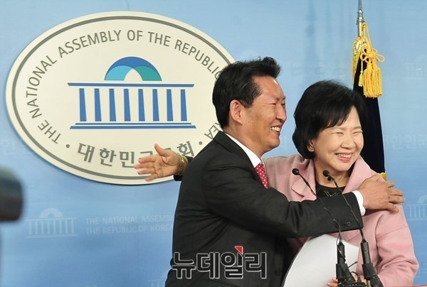 ▲ 지난달 18일 오후 국회 정론관에서 더불어민주당 정청래 의원이 자신의 지역구인 마포을에 출마하는 손혜원 홍보위원장과 포옹하고 있다.ⓒ뉴데일리 이종현 기자