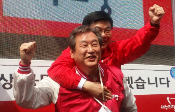 ▲ 새누리당 김무성 대표가 31일 서울 마포구 망원동 망원시장 앞에서 김성동 마포을 후보를 업고 지지를 호소하고 있다.ⓒ김현중 기자