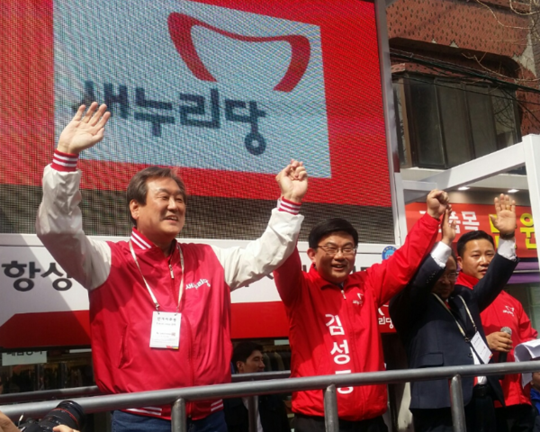 ▲ 새누리당 김무성 대표가 31일 서울 마포구 망원동 망원시장 앞에서 김성동 마포을 후보에 대한 지지를 호소하고 있다.ⓒ김현중 기자