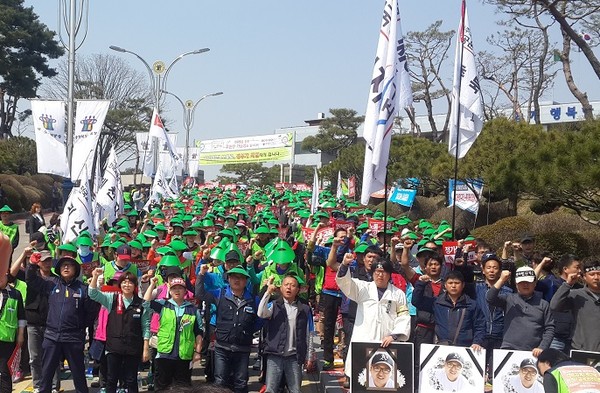 ▲ 충북내 학교 비정규직 단체가 1일 도교육청 정문에서 파업을 벌이고 있다.ⓒ김종혁 기자