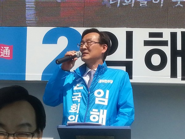 ▲ 더불어민주당 임해종 후보(증평·진천·음성)가 1일 증평지역에서 유세전을 펼치고 있다.ⓒ임해종 후보 선거사무소