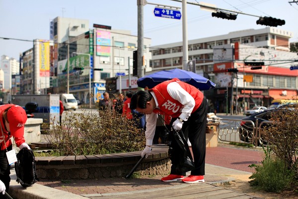 ▲ 새누리당 정우택 후보(청주 상당)와 지지자들이 1일 선거유세 후 거리 청소를 하고있다.ⓒ정우택 후보 선거사무소