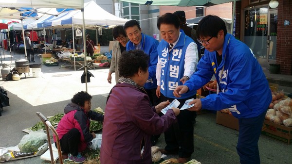 ▲ 더불어민주당 한범덕 후보(청주 상당)가 1일 문의 장터에서 유세를 펼치고 있다.ⓒ한범덕 후보 선거사무소