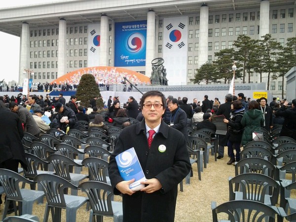 ▲ 저는 2013년 2월 25일, 북한의 2천만 인민과 남한의 2만 여 탈북민을 대표하여 대한민국 제18대 박근혜 대통령 취임식에 참석했습니다. 바로 영광의 저 자리에서 세 번째 장편소설 ‘통일’을 구상했고 2015년 3월에 출간했지요. 소설 속 주인공은 통일대통령 박근혜입니다. [사진 = 림일 기자]