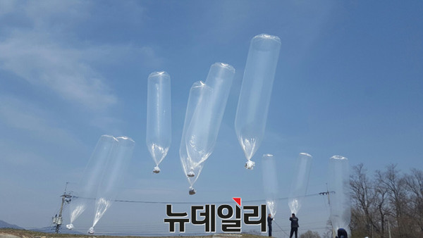 ▲ 북한인권단체 '인민의소리'는 1일 오후 인천시 강화도 모처에서 대북전단을 담은 풍선 33기를 북한으로 날려 보냈다.   ⓒ뉴데일리 정성화 기자