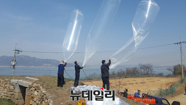 ▲ 북한인권단체 '인민의소리'는 1일 오후 인천시 강화도 모처에서 대북전단을 담은 풍선 33기를 북한으로 날려 보냈다.   ⓒ뉴데일리 정성화 기자