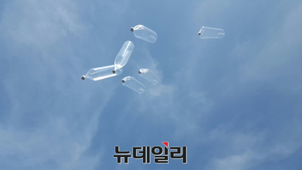 ▲ 북한인권단체 '인민의소리'는 1일 오후 인천시 강화도 모처에서 대북전단을 담은 풍선 33기를 북한으로 날려 보냈다.   ⓒ뉴데일리 정성화 기자