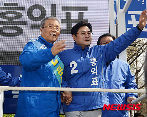 ▲ 김종인 더불어민주당 비상대책위원회 대표가 31일 오전 서울 성동구 무학빌딩 홍익표 중구성동갑 후보의 캠프 앞에서 홍 후보의 출정식에 참석해 지원유세 하고 있다. ⓒ 뉴시스