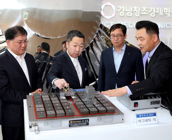▲ 왼쪽부터 최상기 경남창조경제혁신센터장, 박정원 두산그룹 회장, 정지택 두산중공업 부회장, 배도춘 ㈜에이이지 대표가 시제품을 살펴보고 있다.ⓒ두산그룹