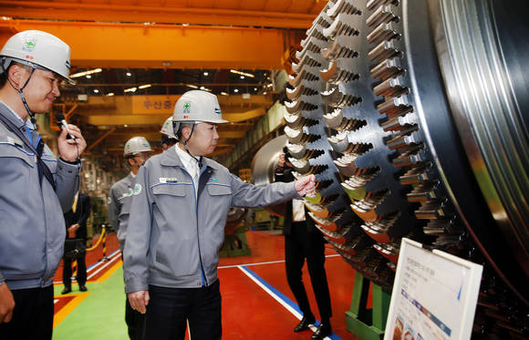 ▲ 박정원 두산그룹 회장(오른쪽)이 두산중공업 터빈공장을 방문해 발전소용 저압터빈로터를 살펴 보고 있다.ⓒ두산그룹