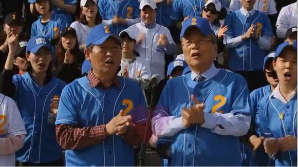 ▲ 더불어민주당이 지난 28일 공개한 로고송 '더더더' 뮤직비디오.  정청래 전 최고위원(왼쪽)과 김종인 대표. ⓒ유투브 캡쳐