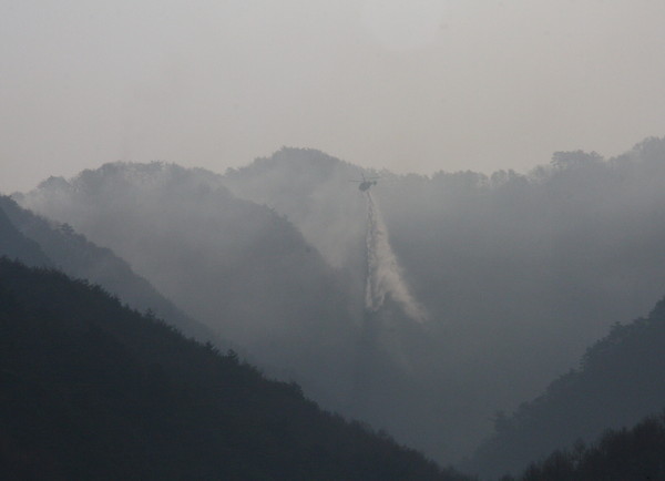 ▲ 산불이 난 현장에 산림청 헬기가 물을 쏟아 붓고 있다ⓒ목성균 기자