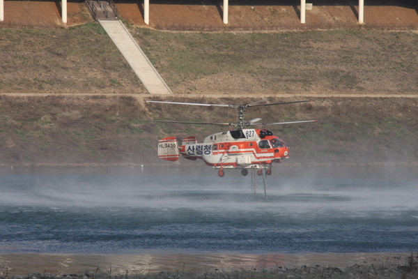 ▲ 소백산에 발생한 산불 진화를 위해 남한강 물을 퍼올리고 있는 산림청 헬기ⓒ목성균 기자